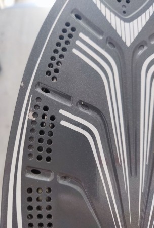 утюг maxtronic max-pl-cr281/dgr (2b), царапина на подошве