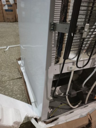 морозильник pozis 109-2 w белый, замятия по корпусу, отходит нижняя планка