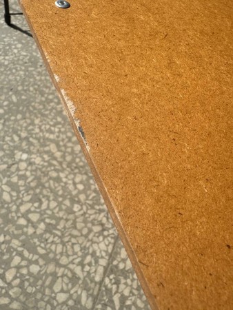 стол ника пст (мдф),потертости по бокам , сбиты углы 