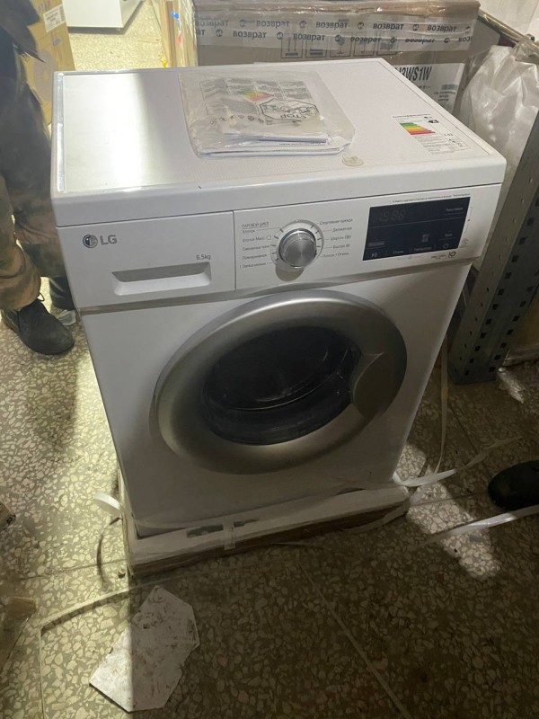 Стиральная машина LG F2J3WS1W Steam-,царапины и потертости , замятие снизу 