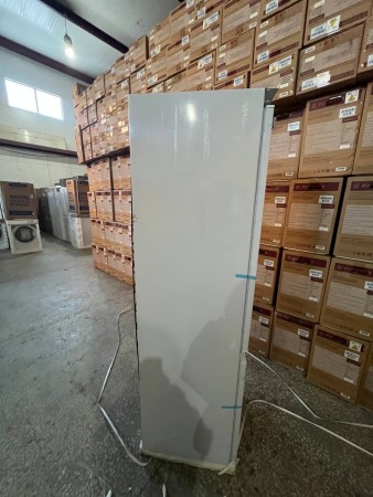 холодильник hansa bk315.3 (встраиваемый),сбоку содрана краска и на дверце