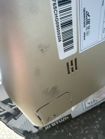 сплит-система newtek nt-65chg09, потертости на внутр.блоке, потертость с содранным покрытием до осно