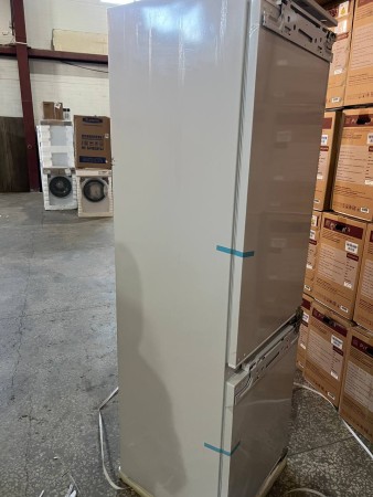 холодильник hansa bk315.3 (встраиваемый),сбоку содрана краска и на дверце
