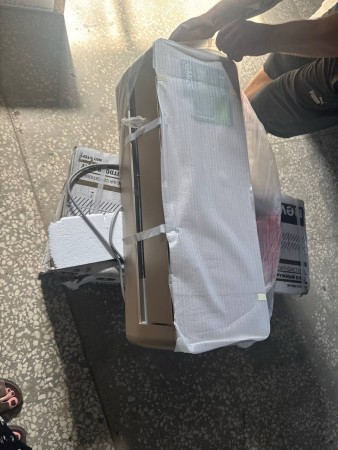 сплит-система newtek nt-65chg09, потертости на внутр.блоке, потертость с содранным покрытием до осно