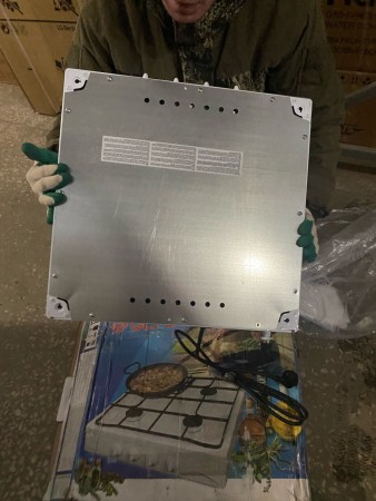 настольная газовая плита gefest 910 01 белый, вмяты и стерты углы