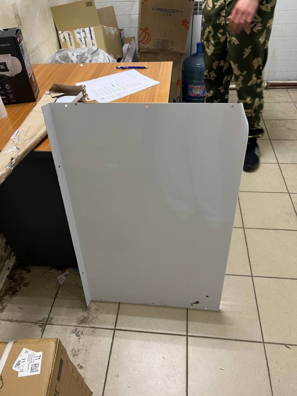 Козырек сборный 900*560 , замятия и царапины, содрана краска на корпусе