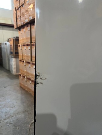 холодильник hansa bk315.3 (встраиваемый),сбоку содрана краска и на дверце