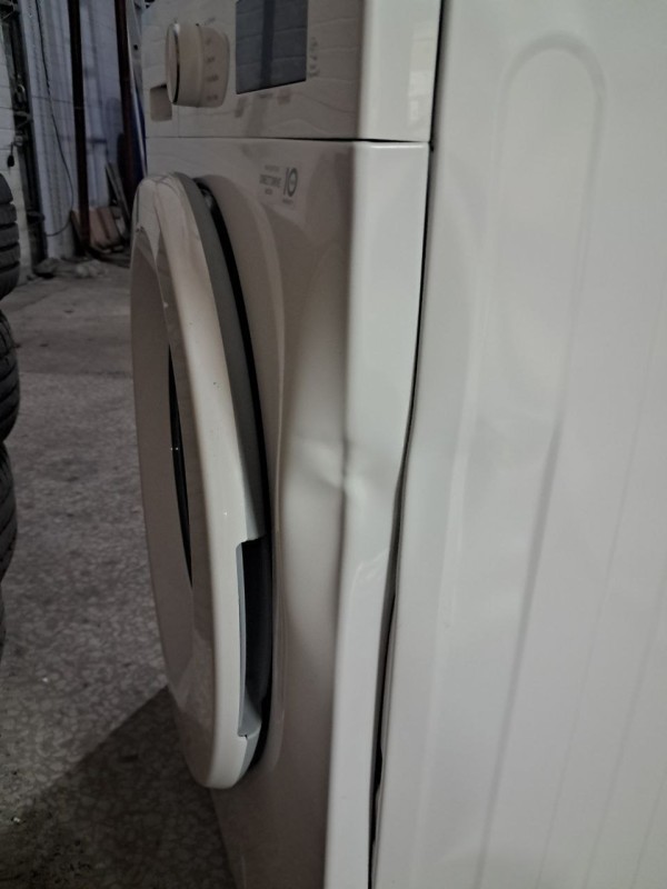 Стиральная машина LG F2Y1NS3W Steam-, вмятина, зазор сбоку