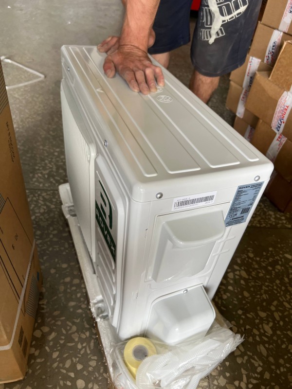 Сплит-система Rovex RS-09AST Mira-N внешний блок,спереди небольшое замятие