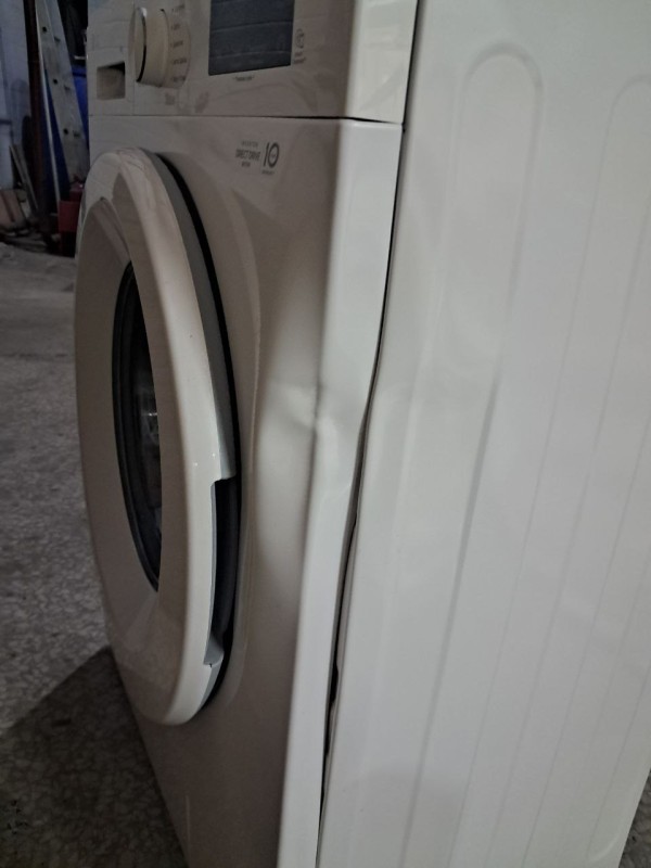 Стиральная машина LG F2Y1NS3W Steam-, вмятина, зазор сбоку