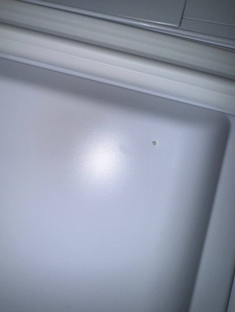 морозильник бирюса 6047sn белый, вмятина сверху , стерта краска на лицевой стороне, нет ножки