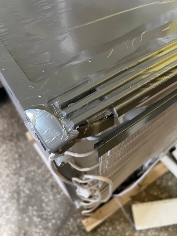 Холодильник Бирюса 108М металлик, царапины и сколы, мотор сорван с подушек, верхняя крышка оторвана 