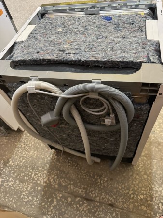 посудомоечная машина beko bdin16520 inverter, нет упаковки, замятие с боку, царапины на корпусе