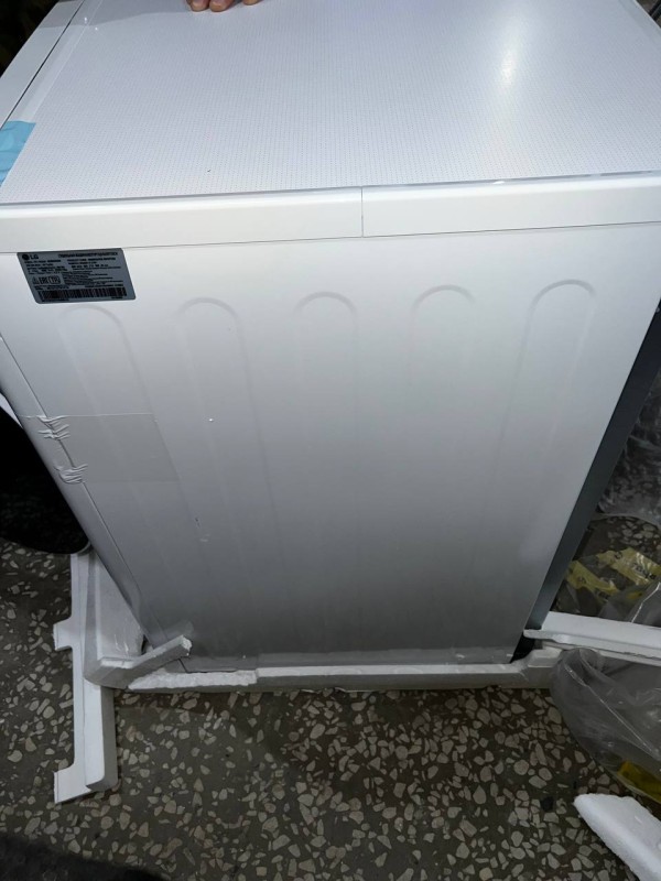 Сушильная машина LG DC90V5V0W Inverter,  царапины сбоку,панель сверху отходит