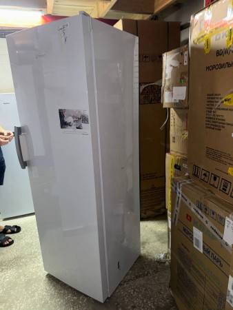 морозильник indesit dsz 5175 вмятины и царапины по бокам, содрана краска 