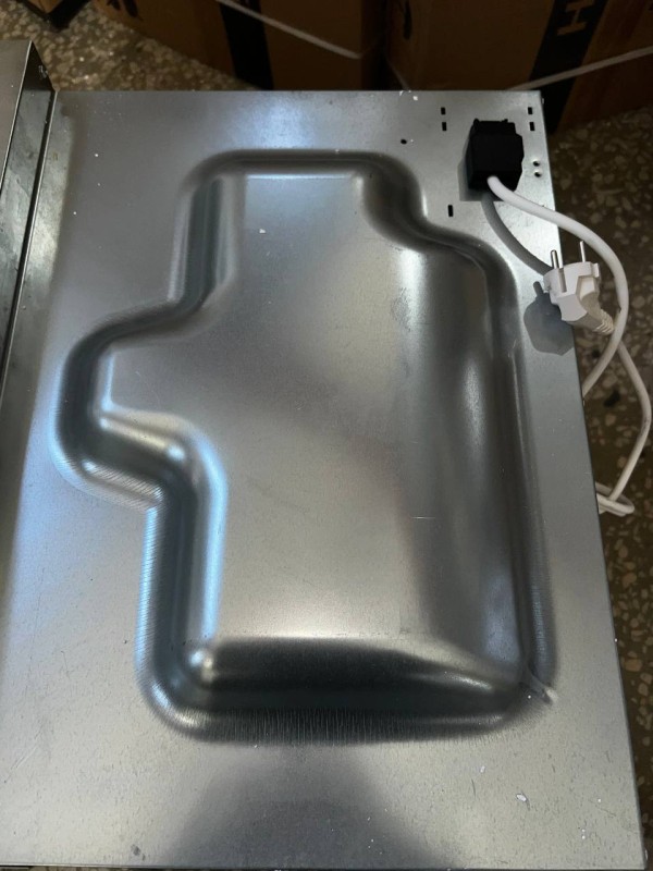 Духовой шкаф Hansa BOEI 69475 Titanium, царапины и потертости на корпусе