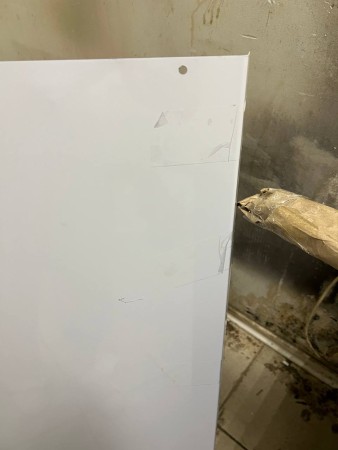 козырек сборный 900*560 , замятия и царапины, содрана краска на корпусе