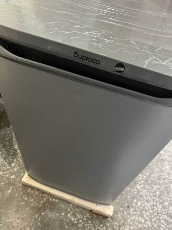 холодильник бирюса 108м металлик, царапины и сколы, мотор сорван с подушек, верхняя крышка оторвана 