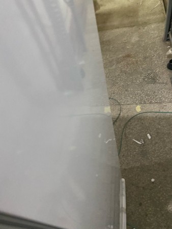 холодильник beko bcna 306e2s (встраиваемый), вмятина в верхней части