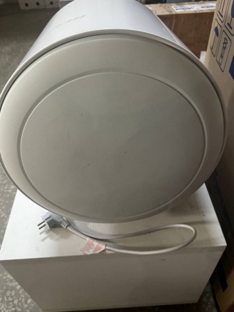 водонагреватель hec es 30v-he1, точечные вмятины на корпусе, царапины, нет упаковки, нет клапана