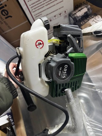 триммер oasis tb-290p professional (бенз),б/у, повреждена упаковка, потертости и царапины корпуса