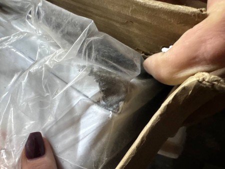 настольная газовая плита gefest 900 белый, содрана краска на 2-х углах