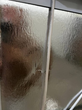 холодильник бирюса 6 белый, вмятины сбоку и спереди, стерта краска на дверце