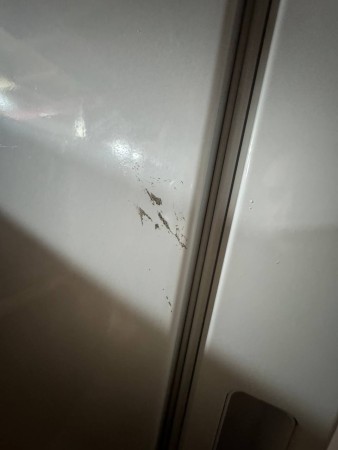 морозильник бирюса 6047sn белый, вмятина сверху , стерта краска на лицевой стороне, нет ножки