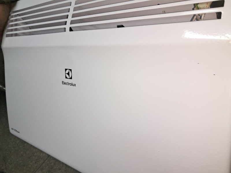 Конвектор Electrolux ECH/AS-1500 MR, потертости, вмятина, поверхностный ремонт панели управления