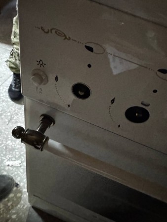 газовая плита gefest 5100 02 0186 кремовый, нет переключателей, царапины, вмятины, содрана краска