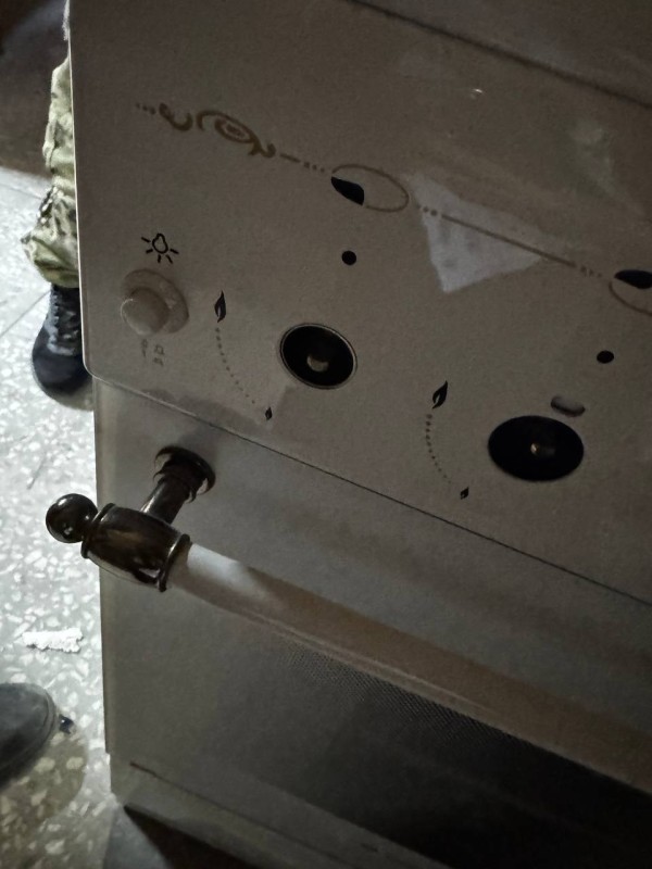 Газовая плита Gefest 5100 02 0186 кремовый, нет переключателей, царапины, вмятины, содрана краска