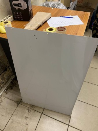 козырек сборный 900*560, замятия и царапины, содрана краска на корпусе