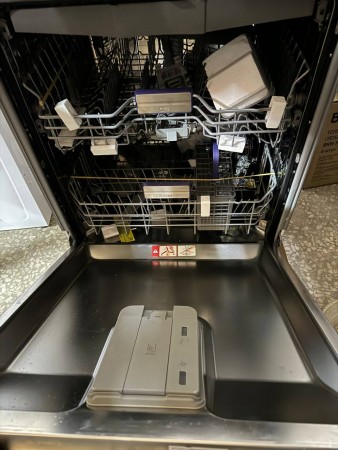 посудомоечная машина beko bdin38530a inverter,трещина с боку на корпусе в верхнем углу, нет упаковки