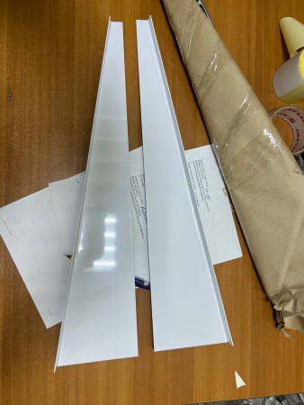 козырек сборный 900*560, замятия и царапины, содрана краска на корпусе