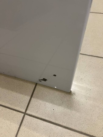 козырек сборный 900*560 , замятия и царапины, содрана краска на корпусе