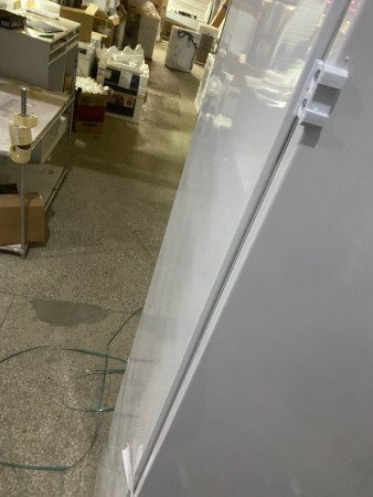 холодильник beko bcna 306e2s (встраиваемый), вмятина в верхней части