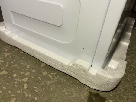 стиральная машина beko wre 6512 bww, замятие с низу на лицевой стороне, скол краски