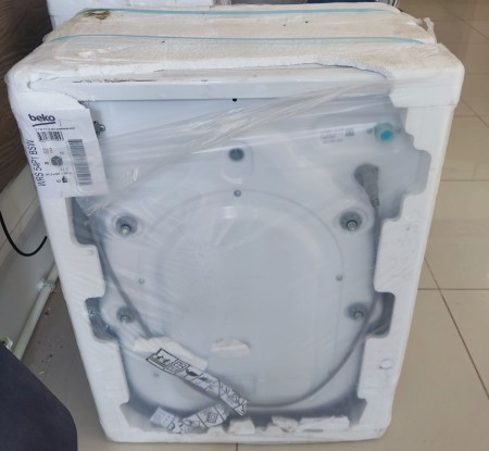 стиральная машина beko wrs 54p1 bsw, сзади сверху содрана краска