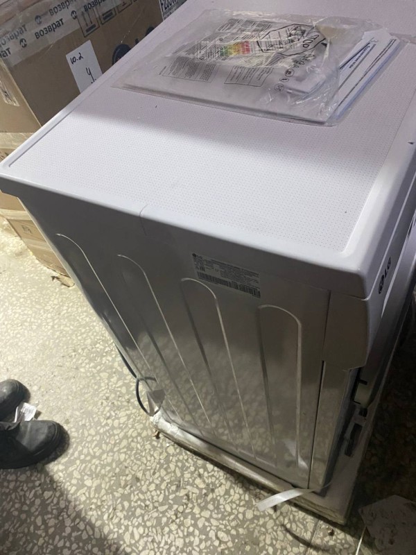 Стиральная машина LG F2J3WS1W Steam-,царапины и потертости , замятие снизу 