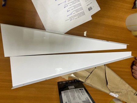 козырек сборный 900*560 , замятия и царапины, содрана краска на корпусе