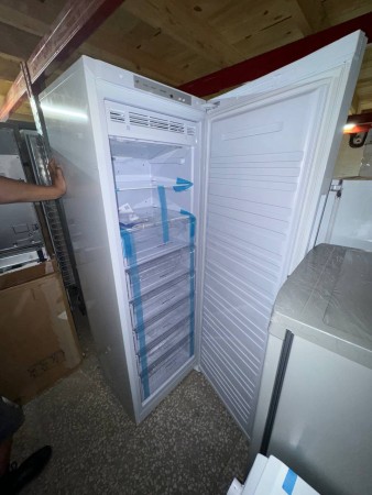 морозильник бирюса 6047sn белый, вмятина сверху , стерта краска на лицевой стороне, нет ножки