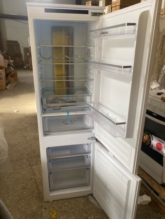 холодильник hiberg rfcb-350 nfw (встраиваемый), небольшая вмятина, царапина