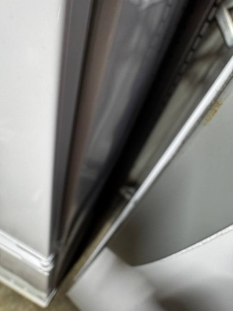 холодильник hotpoint hbt 20i inverter (встраиваемый)№1,вмятина сверху и спрва сбоку