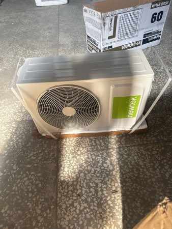 сплит-система newtek nt-65chg09, потертости на внутр.блоке, потертость с содранным покрытием до осно