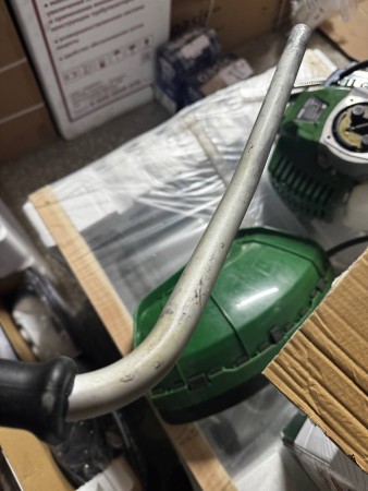 триммер oasis tb-290p professional (бенз),б/у, повреждена упаковка, потертости и царапины корпуса