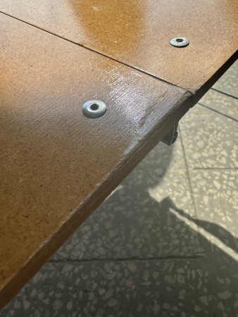 стол ника пст (мдф),потертости по бокам , сбиты углы 