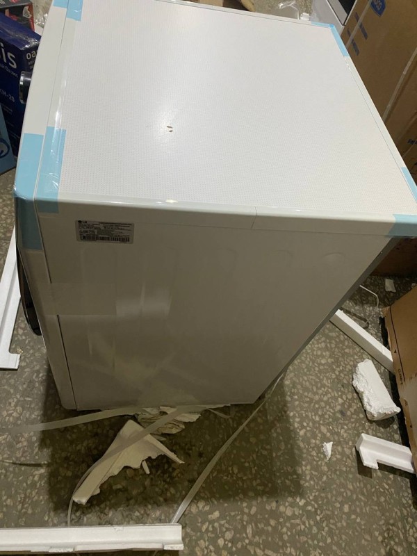 Сушильная машина LG DC90V9V9WN Inverter, 2 скола на крышке , вмятина на лицевой стороне снизу