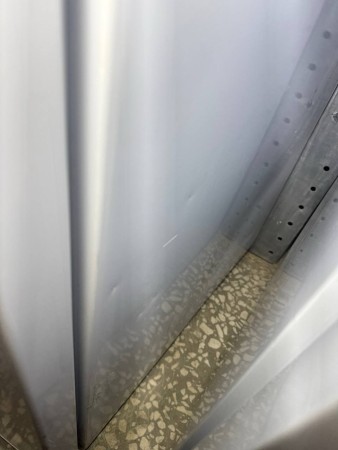 холодильник atlant хм 4423-000 n, нет ручки, б/у, замятия и царапины по всему корпусу