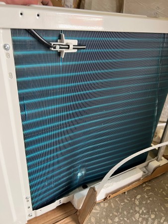 сплит-система ballu bsagi-09hn8 i-green pro dc inverter r32  внешний  блок мятый ,точки на решетке