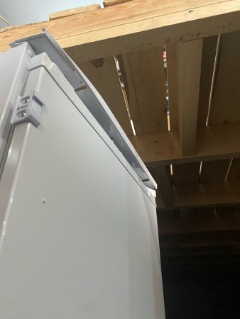 холодильник hotpoint hbt 20i inverter (встраиваемый), вмятина с верху